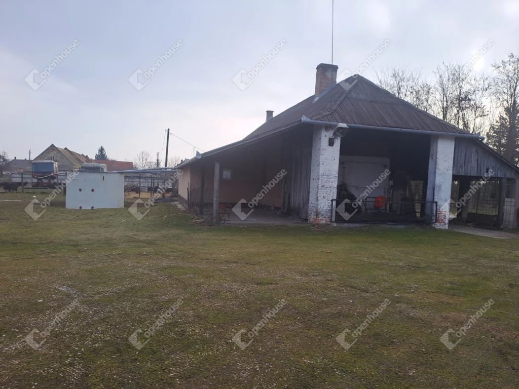 Sok lehetőséget kínáló  ingatlan eladó.