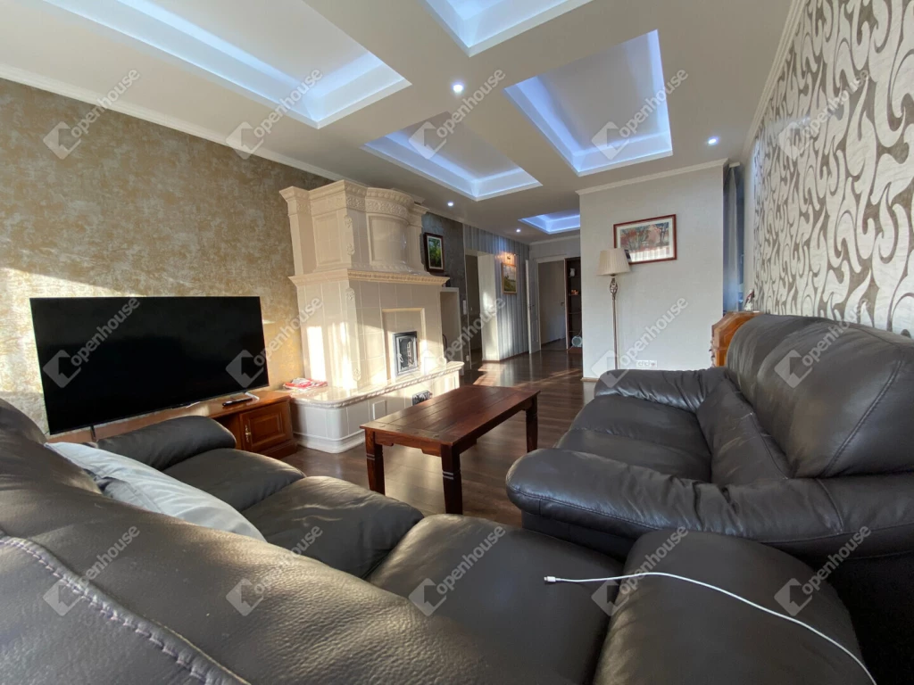 „A klasszikus elegancia újragondolva – egy modern, kaposvári családi ház, ahol a stílus és kényelem találkozik.”