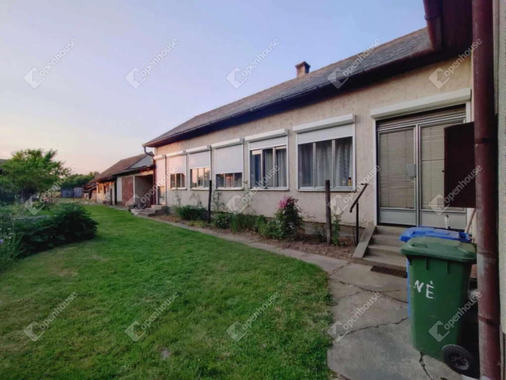 Nagybajomban családi ház eladó