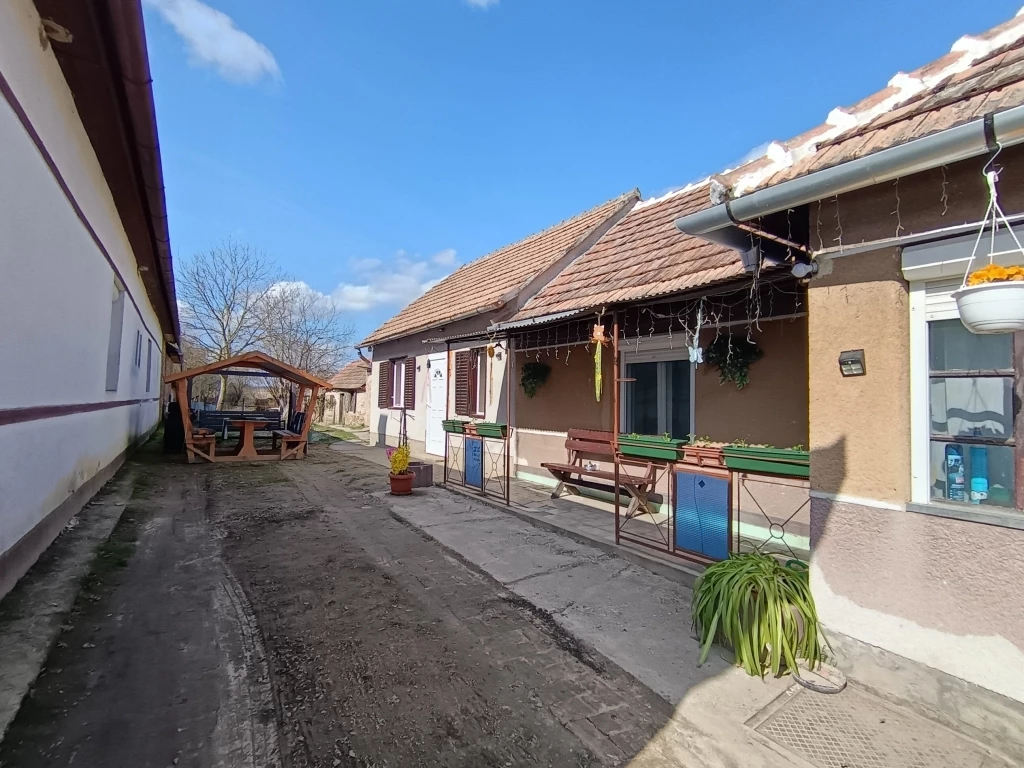 Segesd központjában, felújítás alatt álló családi ház eladó