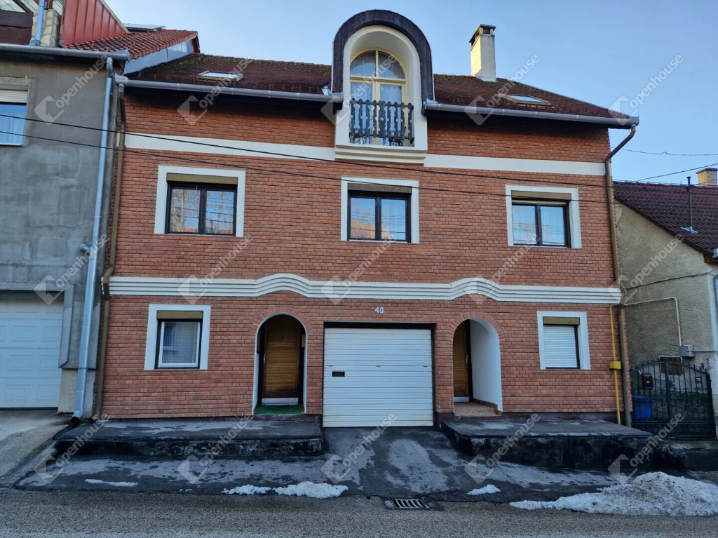 Nagy család? Két generáció? Otthon és munka egy helyen? Itt mind megvalósítható —  családi ház eladó Kaposvár Donner városrészében.