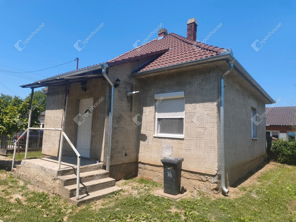 Csak költözni kell! Teljes körűen felújított családi ház 1751 m²-es telekkel Bolhón