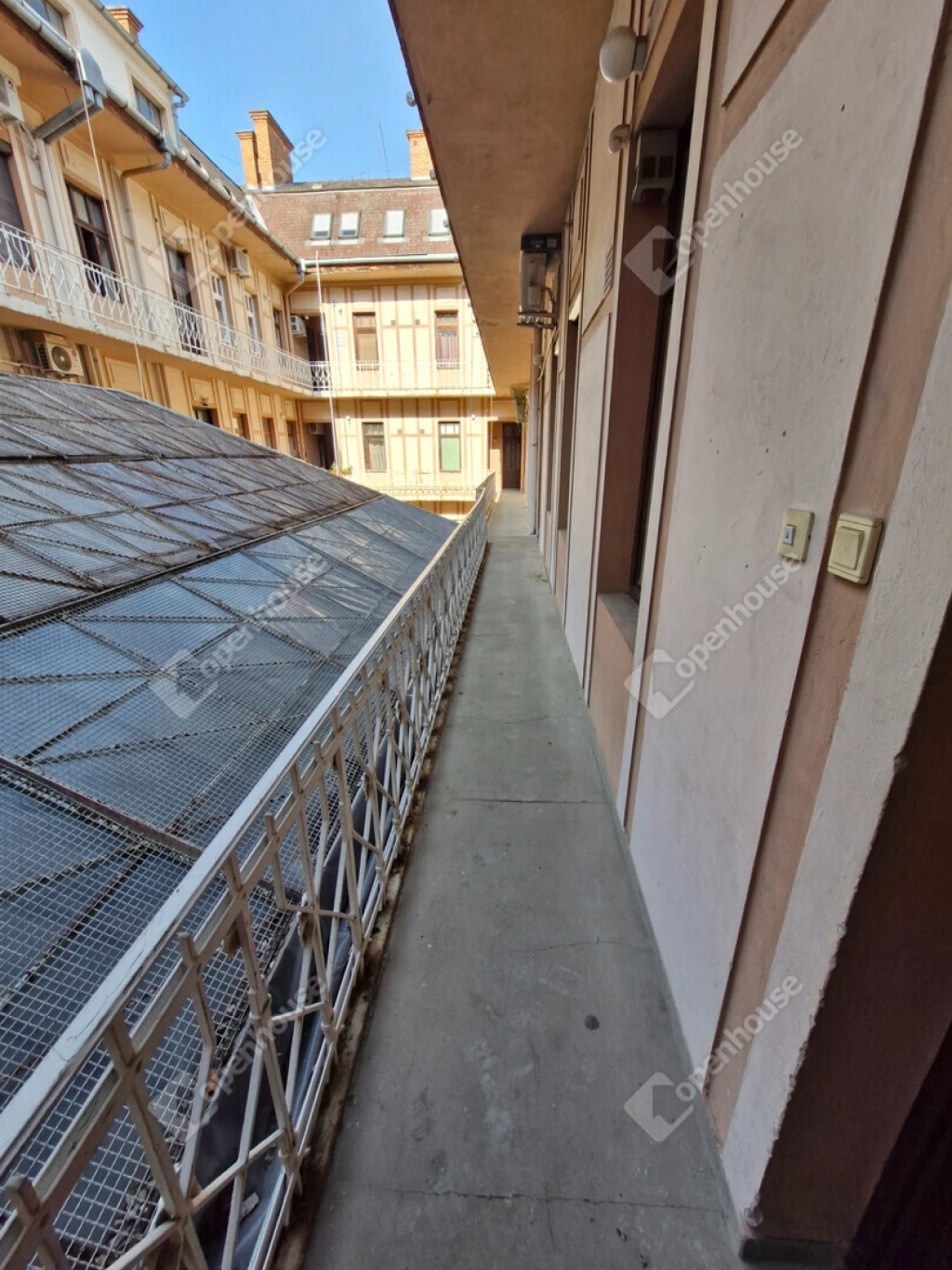 Rendelő, iroda vagy otthon? Ön dönt! Kaposvár szívében 48 m²-es, teljesen felszerelt fogászat eladó liftes épületben. Kiváló belvárosi befektetés.