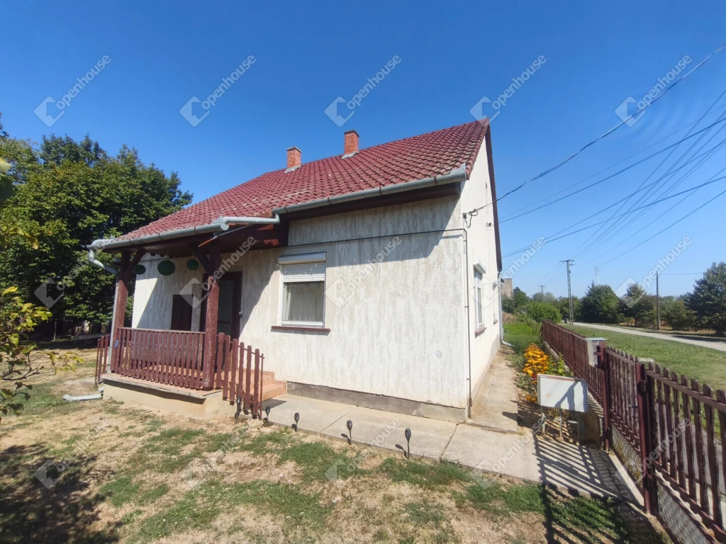 Ritka lehetőség Csurgón – közel 5600 m²-es összterület, felújított családi ház és rengeteg lehetőség!