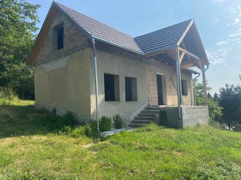 Eladó ZALAKAROS központi részén egy szerkezetkész ház-páratlan panorámával!