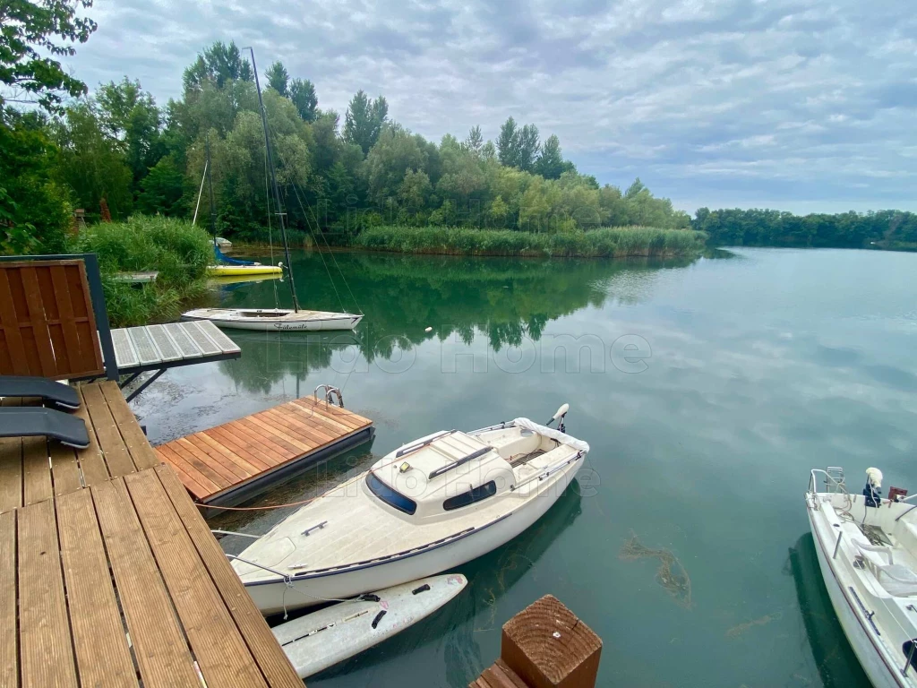 Gyékényesen eladó egy 3 szintes tóparti felújított nyaraló saját stéggel.