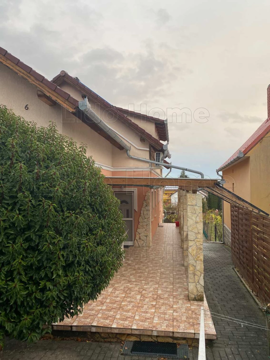 Zalakarosban a fürdőtől 10 perc sétára eladó egy 5 appartmanból álló bejáratott vendégházat.