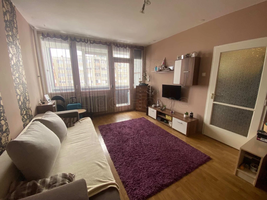 Eladó Nagykanizsán egy 42m2-es, jó állapotú lakás egy 10 emeletes ház 8. emeletén.