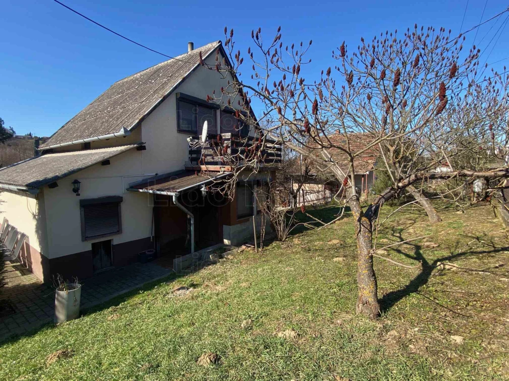 Eladó Nagykanizsaán a Csónakázó-tó közelében egy családi ház, kiváló elhelyezkedéssel