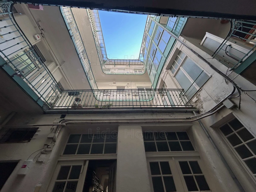 Egy exkluzív lehetőség Nagykanizsán egy polgári házban a belváros szívében - eladó egy erkélyes felújítandó 1 szobás lakás.