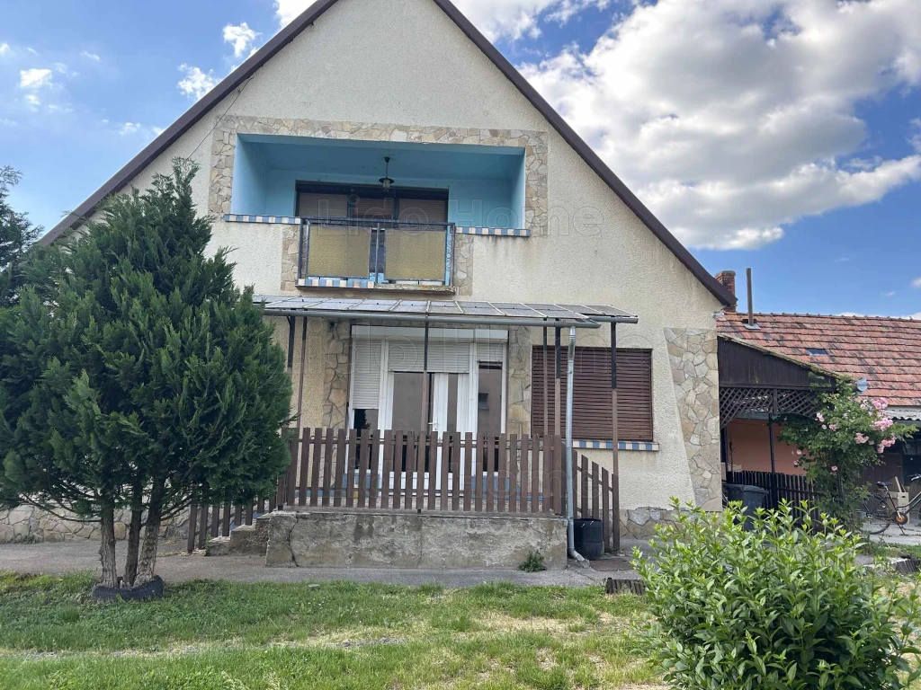 Letenyén eladó egy masszív szerkezetű, közepes állapotú, jó elrendezésű családi ház