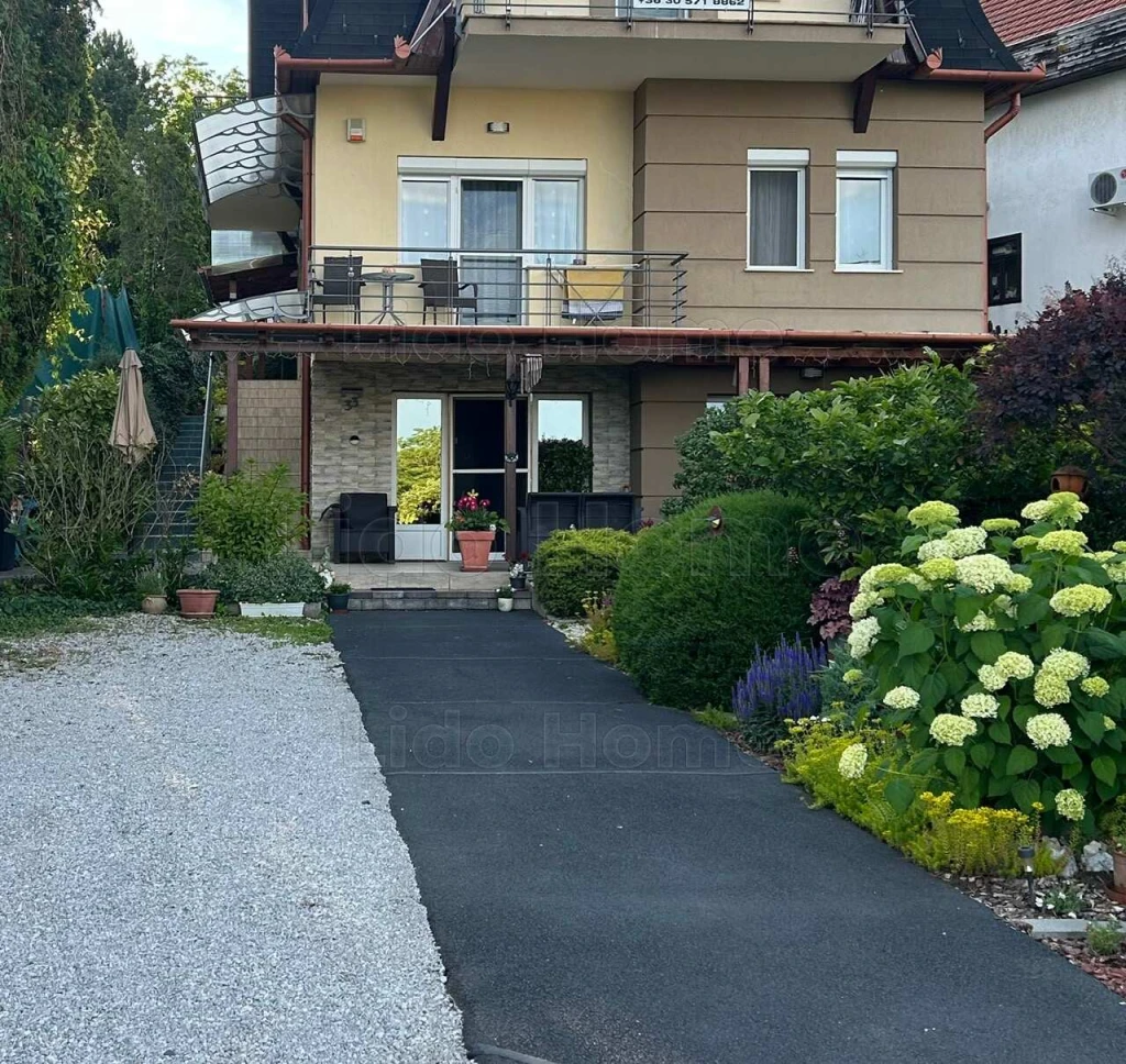BEJÁRATOTT APARTMANHÁZ eladó ZALAKAROSBAN a fürdőtől 10 perc sétára.