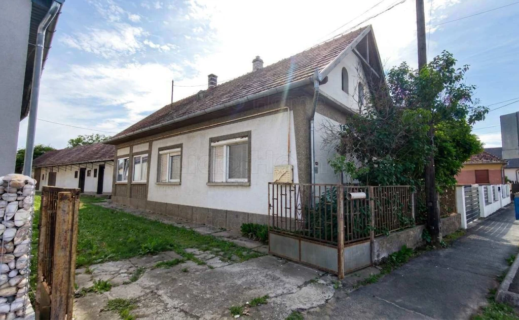 86 m2-es családi ház hatalmas telekkel TÓTSZERDAHELYEN!
