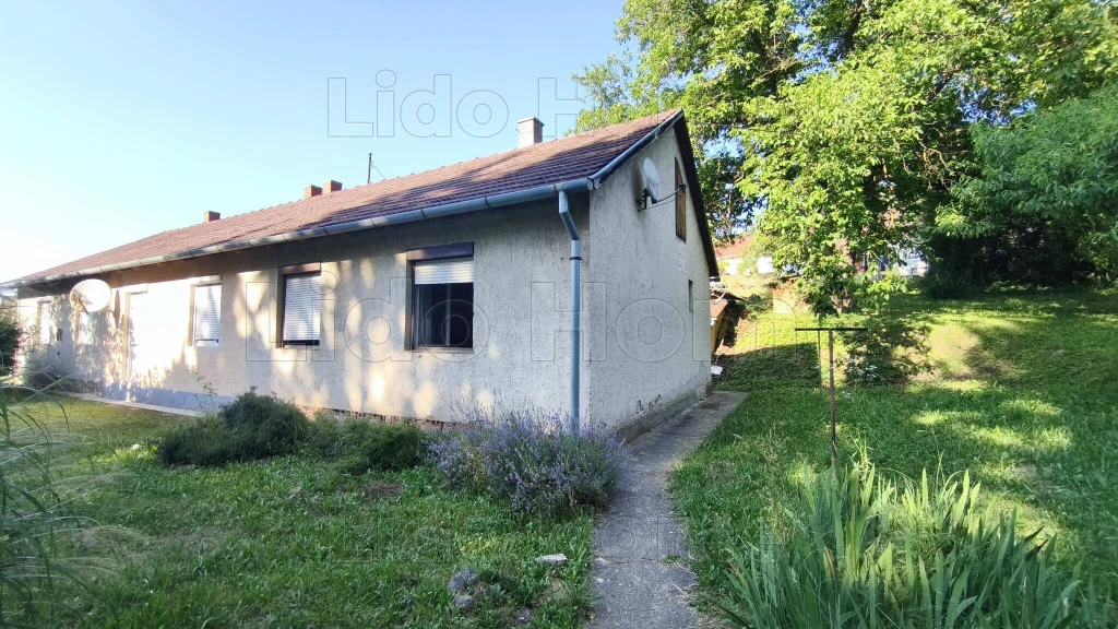 42 m²-es felújítandó lakás 841m²-es saját telekkel BÁZAKERETTYÉN!