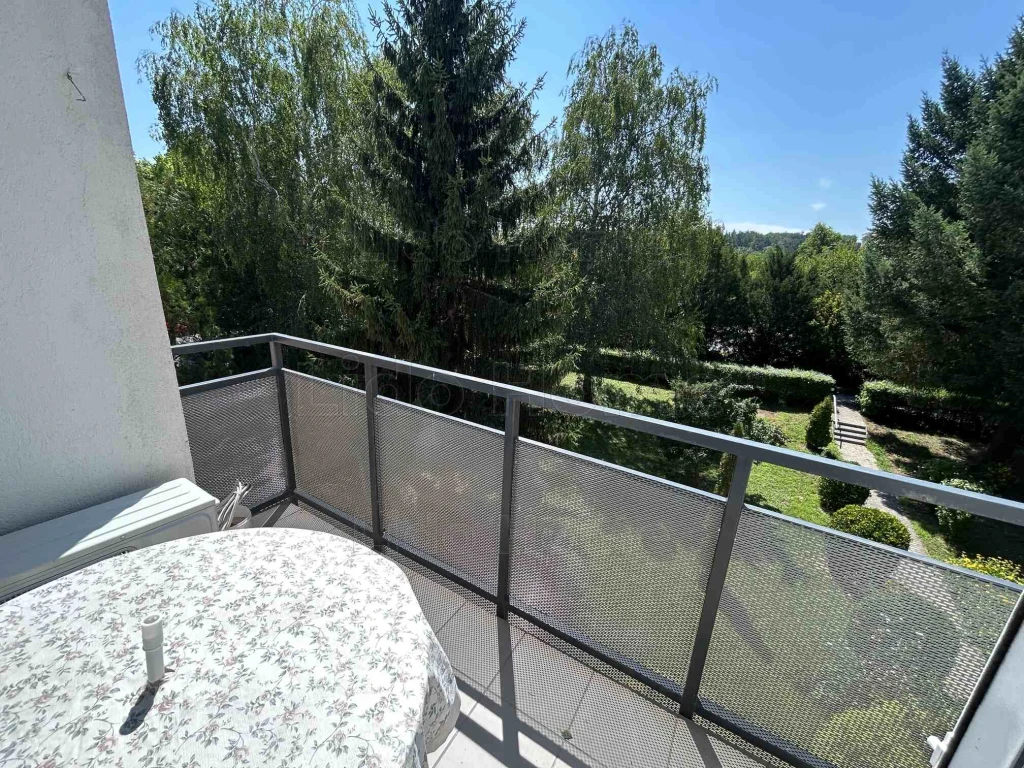 Zalakarosban a fürdő közelében található épületben eladó egy 36m2-es apartman