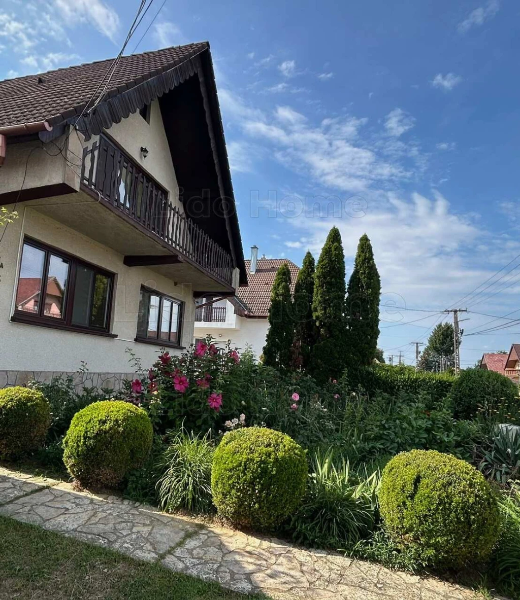 Eladó igényesen felújított, kétszintes 240 m2-es családi ház Galambokon
