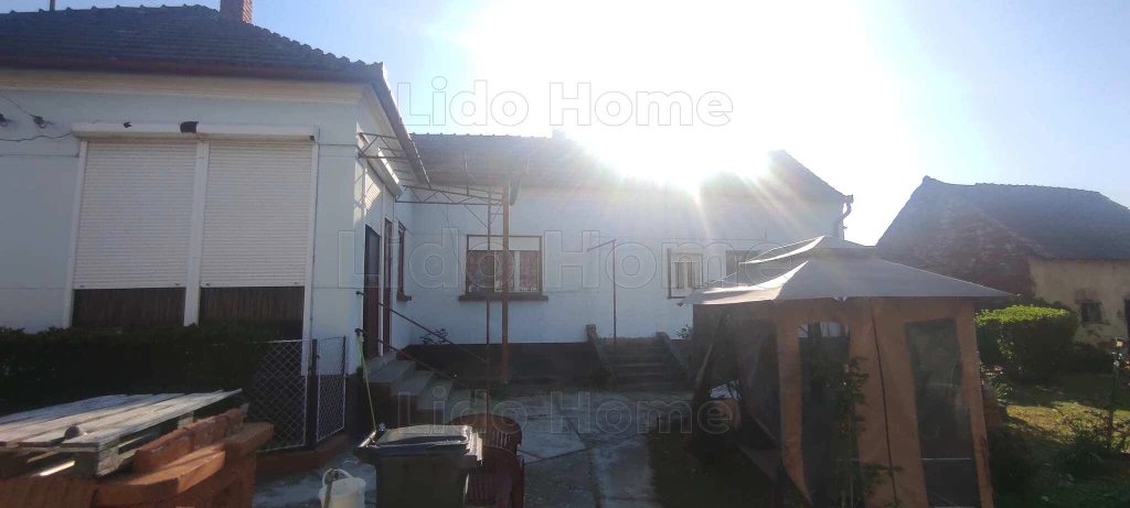120 m²-es, felújított családi ház 1654 m²-es telken MAGYARSZERDAHELYEN