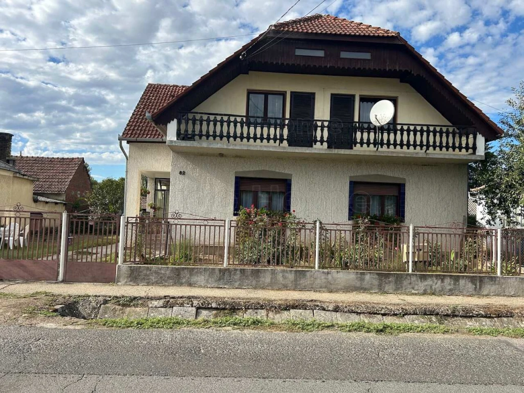 Eladó Murakeresztúron egy masszív, 160 m²-es, kétszintes családi ház, 1389 m²-es, jól használható telekkel