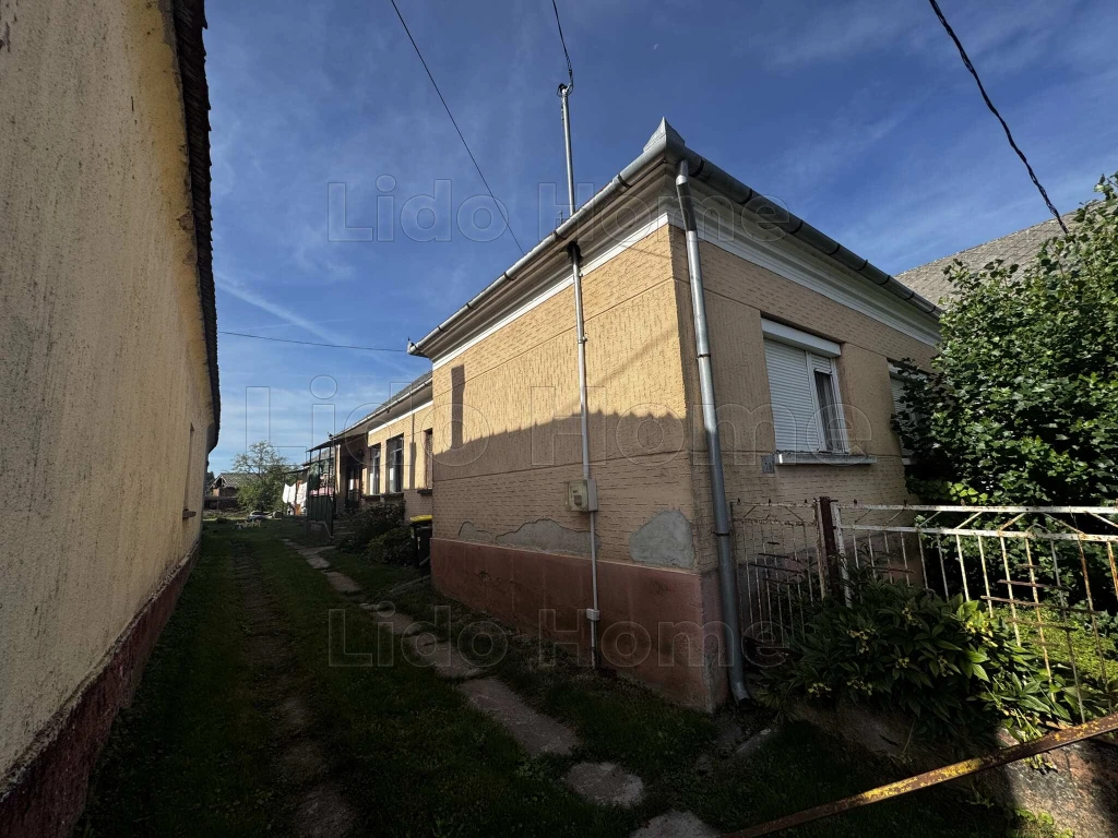 TÁGAS, JÓL ALAKÍTHATÓ CSALÁDI HÁZ TÓTSZERDAHELYEN – 130 m², 5+2 SZOBA!