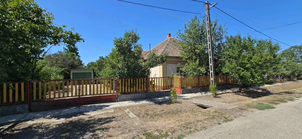 Szelevényen eladó 2 szobás, beköltözhető családi ház, garázzsal