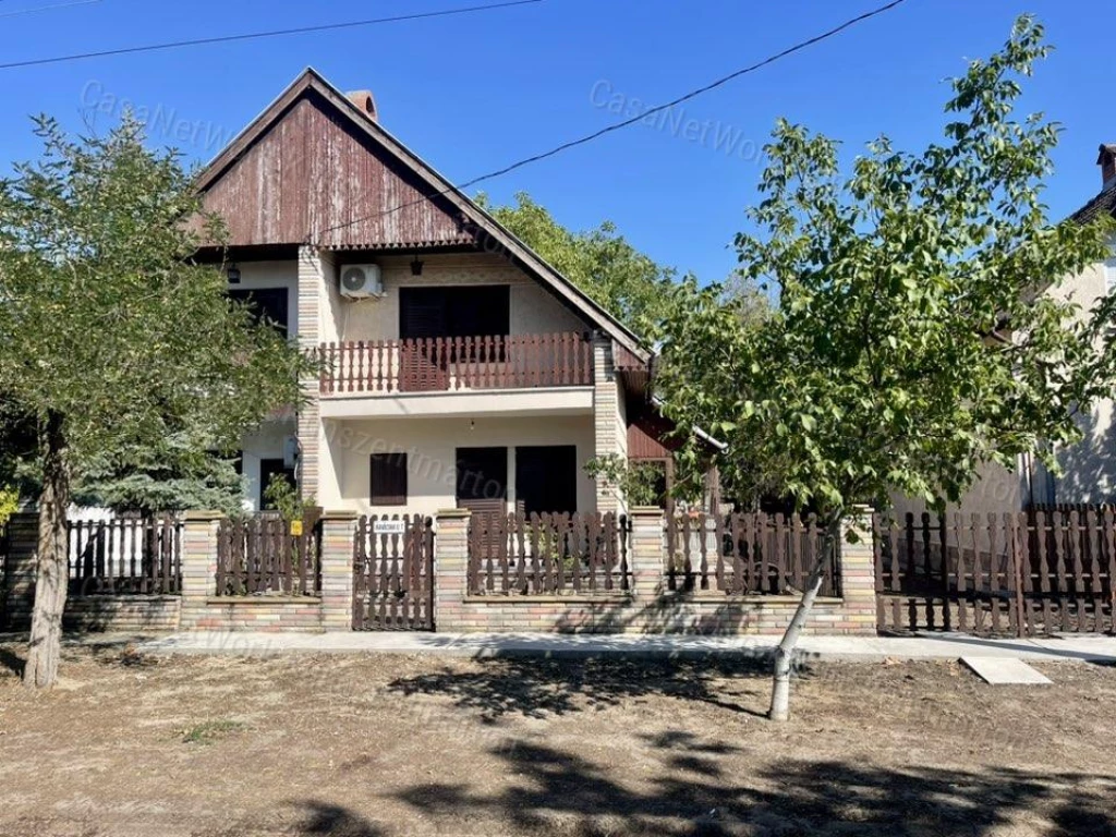 Cserkeszőlőn eladó téglaépítésű, emeletes ikernyaraló egyik fele