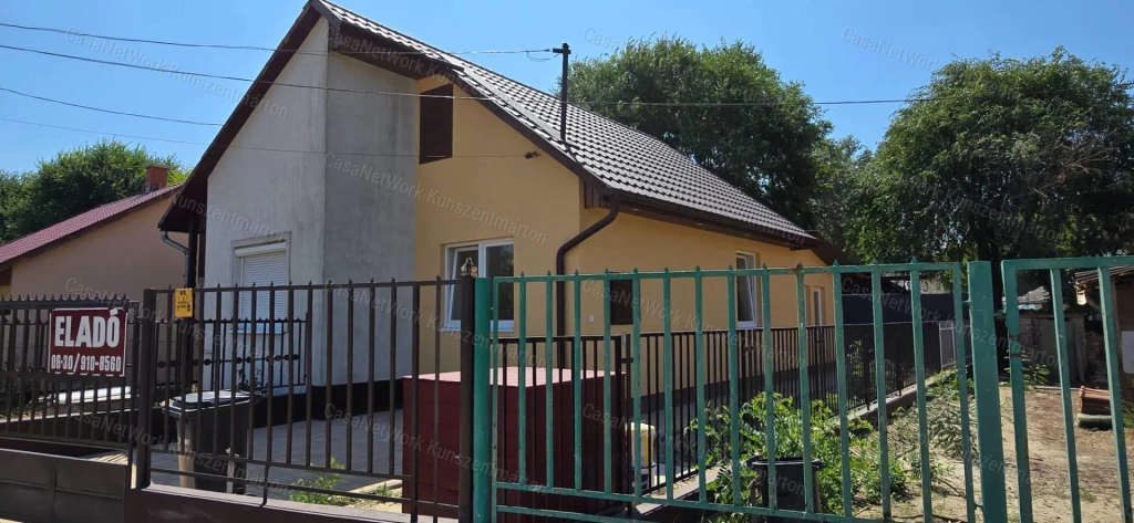 Cserkeszőlőn a fürdő mellett teljesen felújított ikernyaralófél eladó