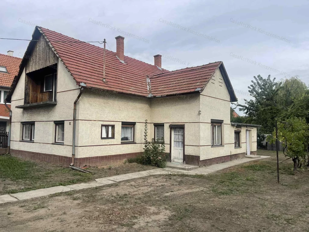 Cserkeszőlőn több generácós családi ház eladó