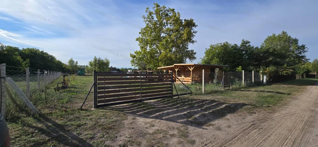 Tiszaalpáron a Holtágnál eladó telek, 31 m2-es nyaralóval