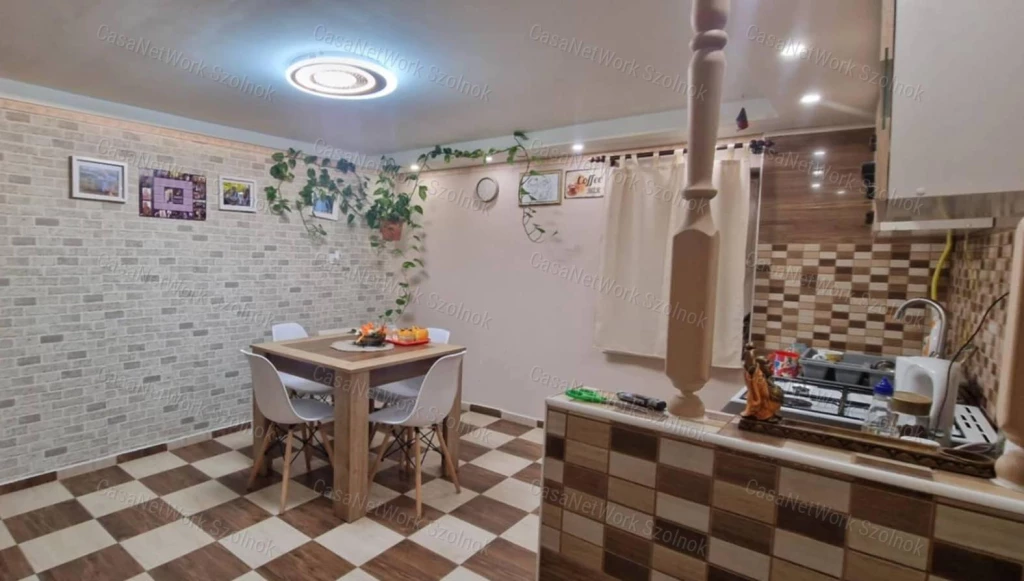 Cibakháza szívében eladó kertes ház