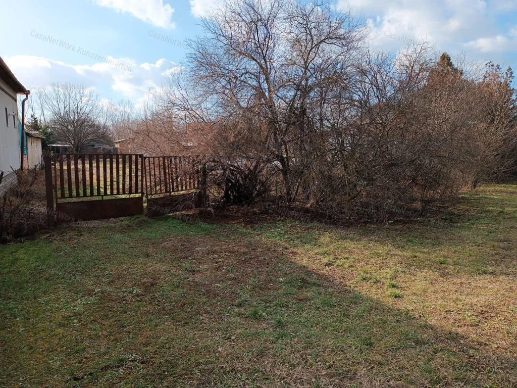 Kunszentmártonban eladó építési telek 350m2-es pincével