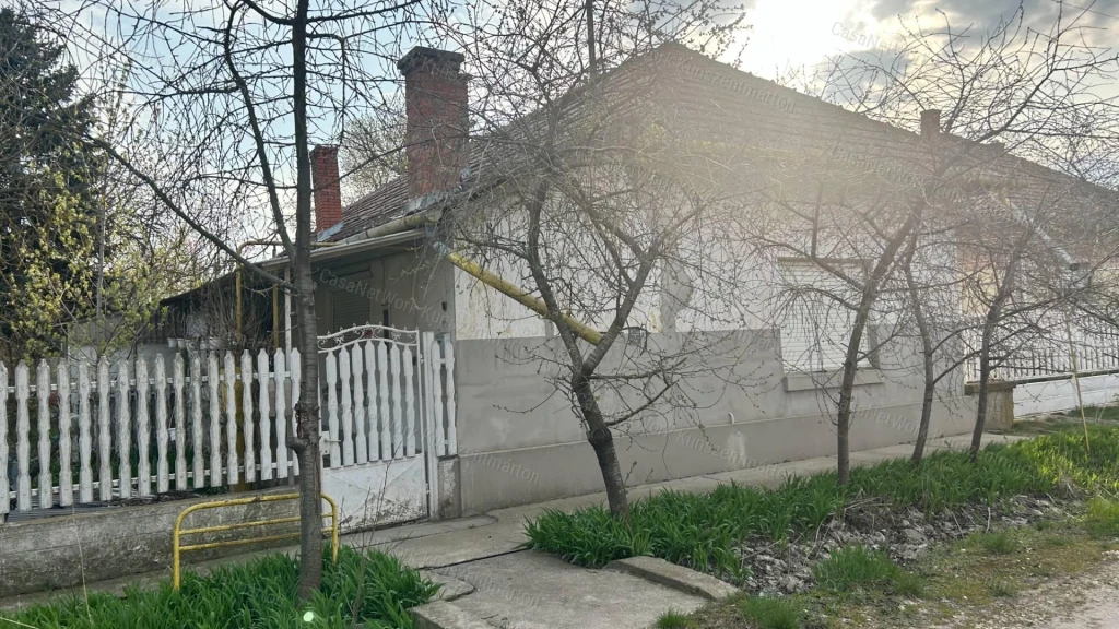 Cibakházán eladó, központhoz közel, 3 szobás családi ház