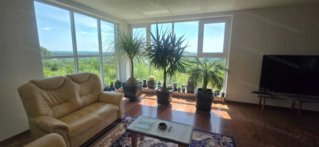 Tárnokon eladó háromszintes, újszerű állapotú ház, panorámás kilátás!