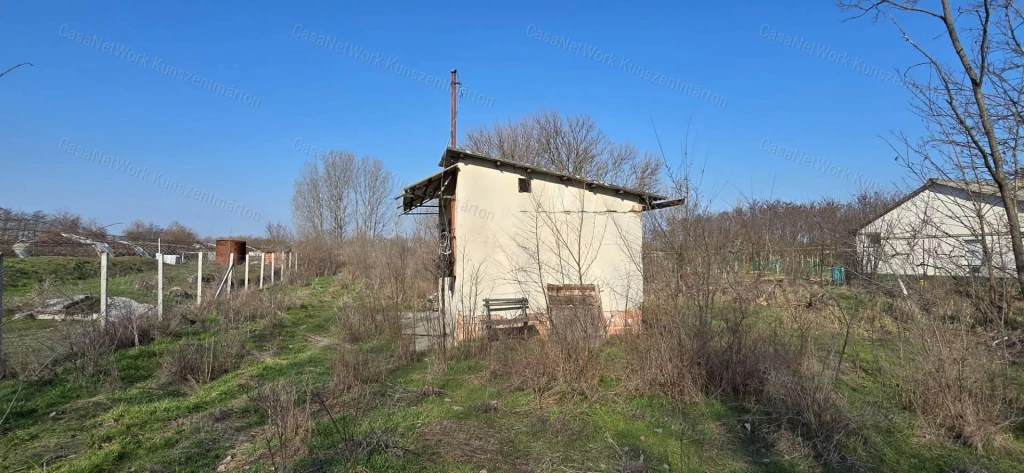 Cserkeszőlőn eladó 1802 nm-es telek, 13 nm-es téglaházzal