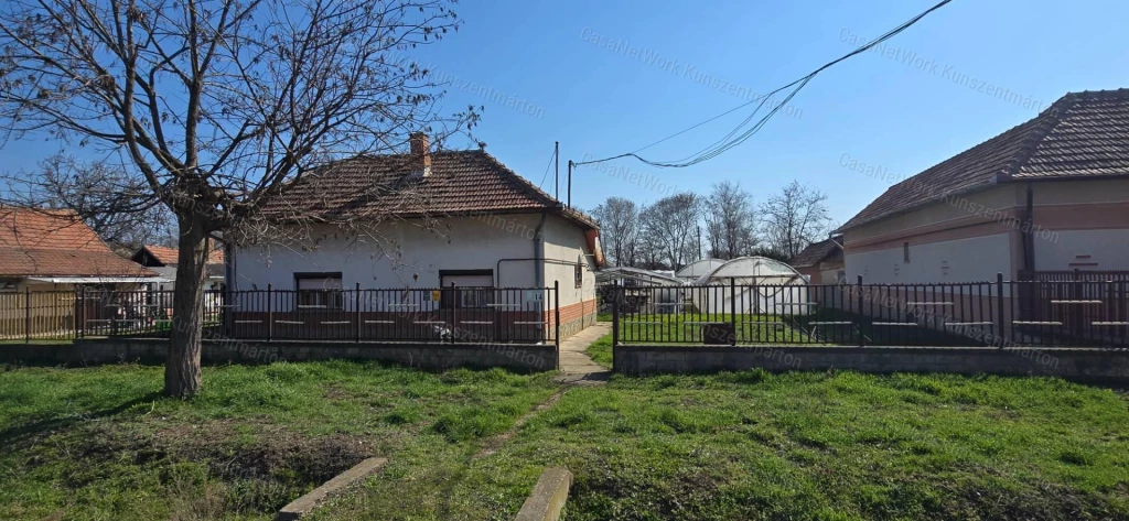 Cibakházán eladó 2 szobás családi ház, virágkertészeti fóliasátrakkal
