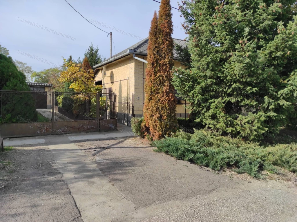 Szelevény központjában eladó 3 szobás, nappalis családi ház