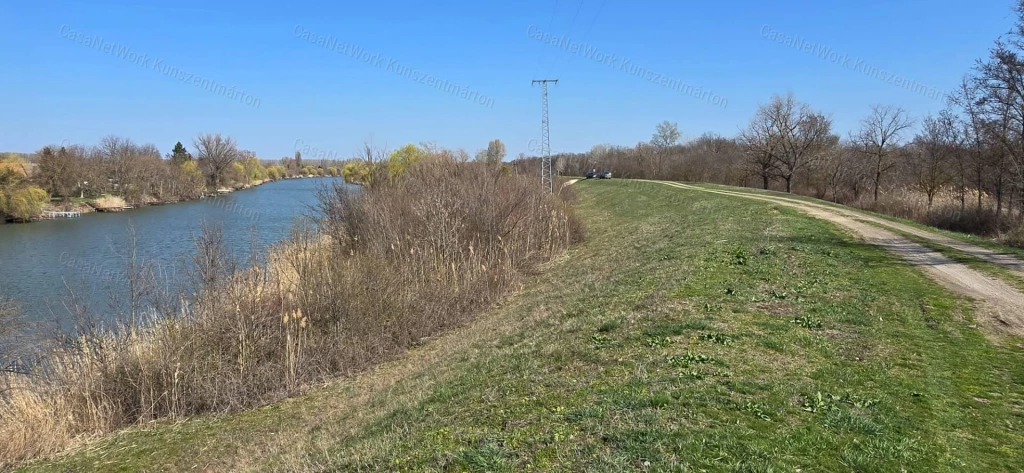 Öcsödön, a csengedi holtág partján eladó telek