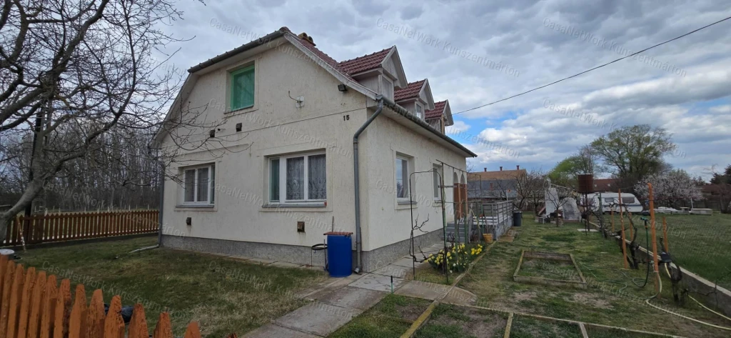 Cserkeszőlőn eladó 5 szobás, nappalis családi ház nagy terasszal