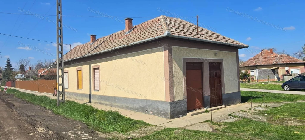 Tiszakürtön eladó, 2 szobás családi ház üzlethelyiséggel