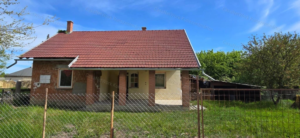 Tiszaföldváron eladó 100m2-es családi ház nagy telekkel