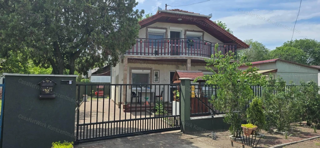 Cserkeszőlőn eladó üdülőövezeti, kétszintes nyaraló