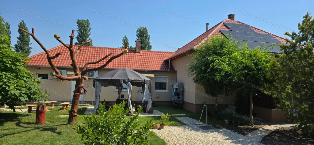 Cserkeszőlőn eladó két lakrésszel rendelkező, felújított családi ház