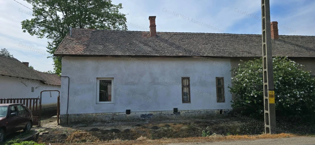 Kunszentmártonban eladó 2 szobás felújítás alatt lévő családi ház