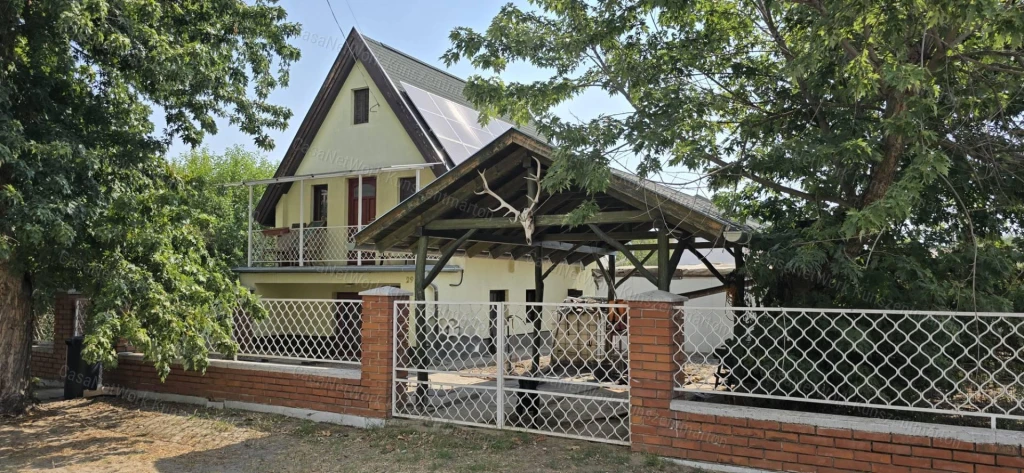 Cserkeszőlőn eladó háromszintes nyaraló