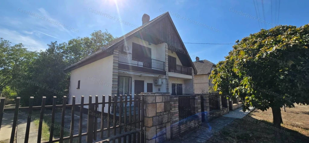Eladó Cserkeszőlőn kertes, emeletes ikernyaraló egyik fele!