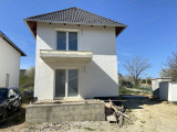 Ház - terasz - kert - gépkocsibeálló