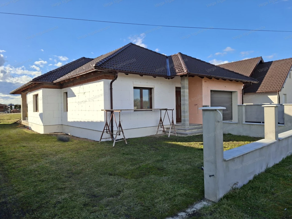 Új építésű kertvárosi otthon