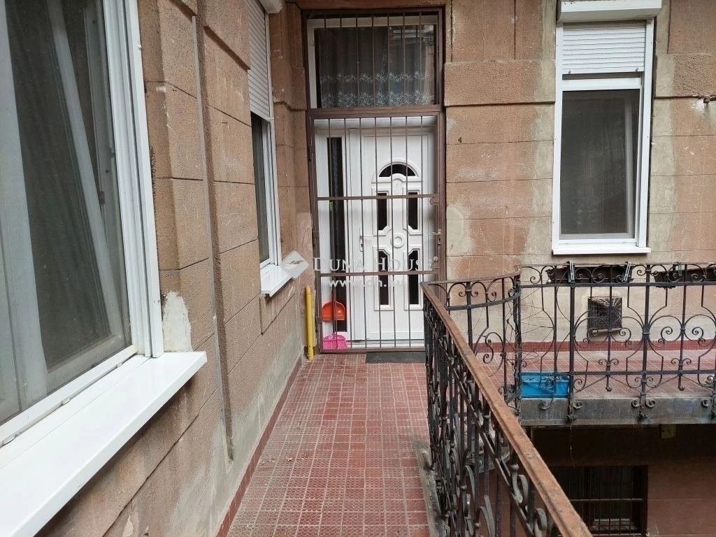 Budapest 7. ker. 1.em. 60m2, tégla, 3 szoba.