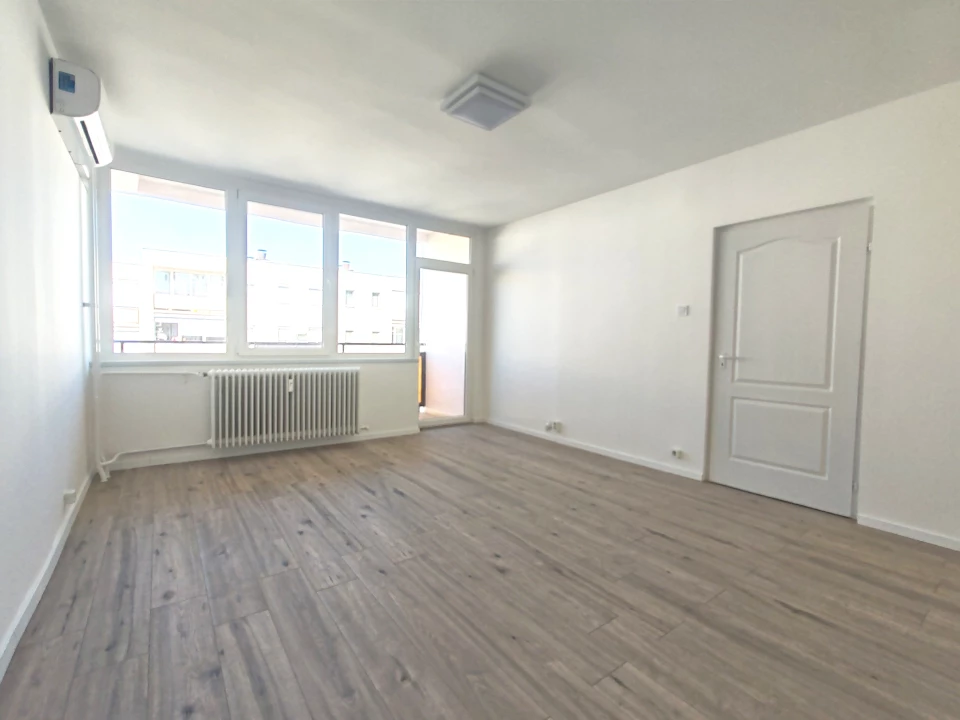 Eladó társasházi lakás, Szekszárd