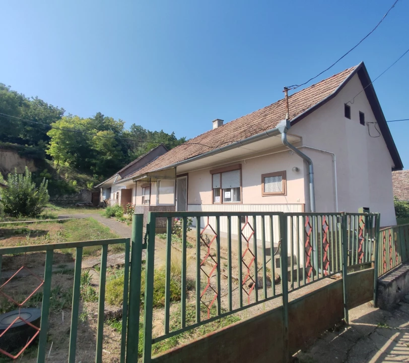 Eladó családi ház, Závod