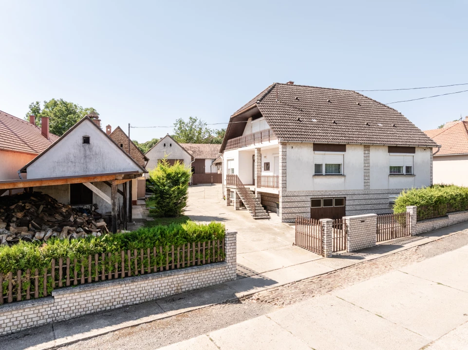 Eladó családi ház, Aparhant